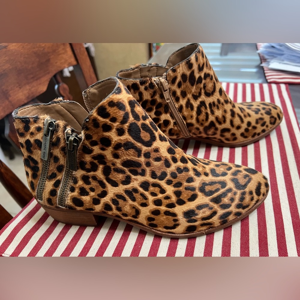 Gianni Bini short leopard print boots with side zippers. Size 7.5. Brand new